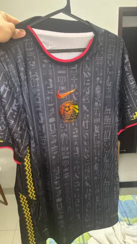 Camisas tailandesas usadas