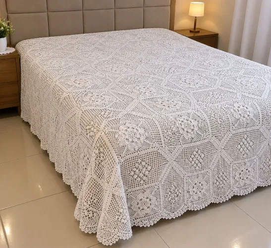 Vendo Duas colchas de crochê,uma de casal+uma de solteiro+3 almofadas e uma passadeira