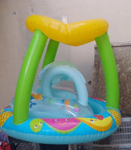 Piscininha pra bebê e boia de perninhas