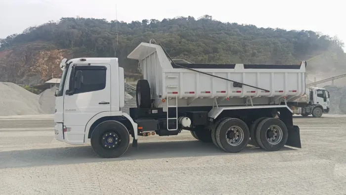 VENDO CAMINHÃO BASCULANTE ATEGO 2425 ANO 2012