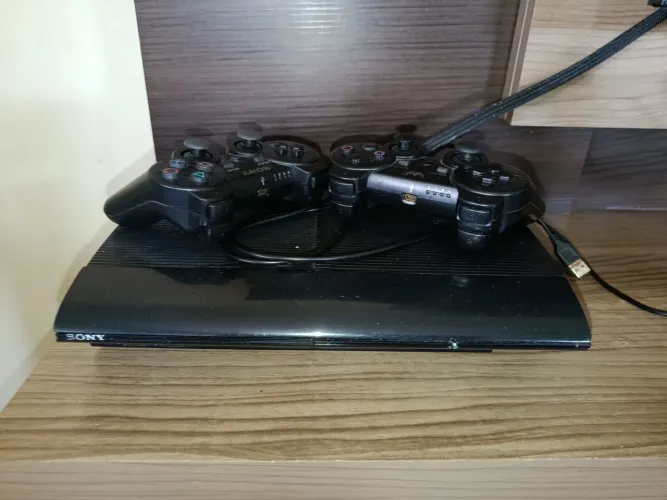 PS3 Super Slim Desbloqueado HEN + 2 Controles (Leiar Descrição)