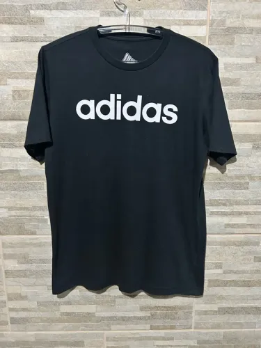 Camiseta esportiva preta Adidas p