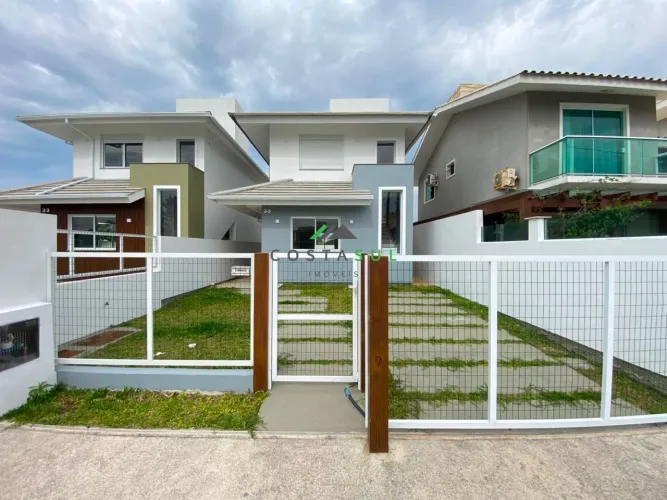 Casa para aluguel com 2 suítes e pátio privativo em Garopaba