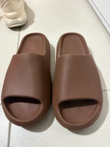 Chinelo Yeezy slide