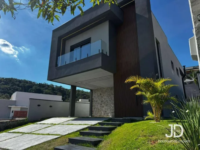 Casa Moderna, Acabamento Sofisticado e Piscina Privativa
