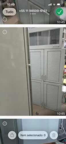 Uma geladeira e um armário de parede