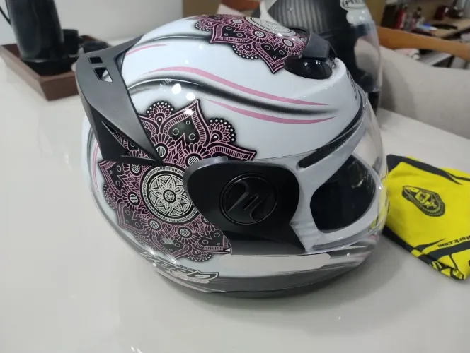 Capacete feminino