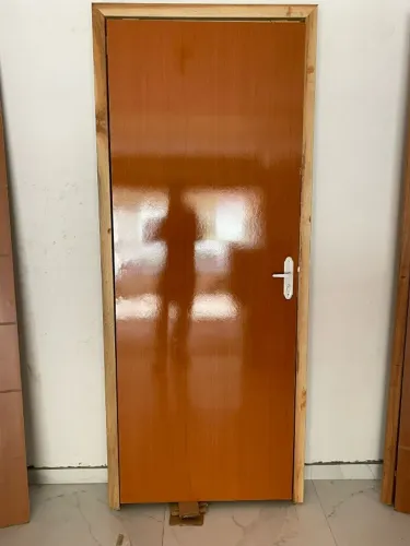 Porta de madeira Lisa  com caixonete em madeira 