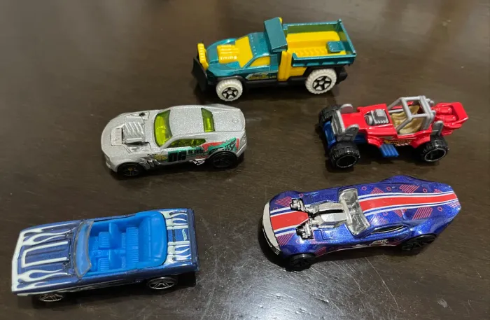 5 carrinhos Hot Wheels