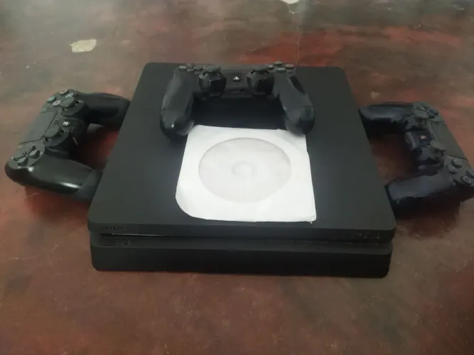 PS4 Slim Desbloqueado HD 1tb (3 controles)