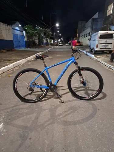 Bike aro 29 com R$900 de peças novas colocadas há uma semana. Câmbio K7, garfo regulável.
