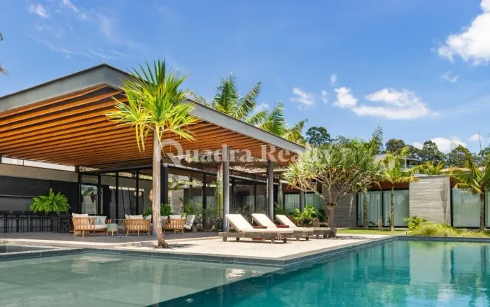 Casa com projeto de Lucas Padovani e rooftop