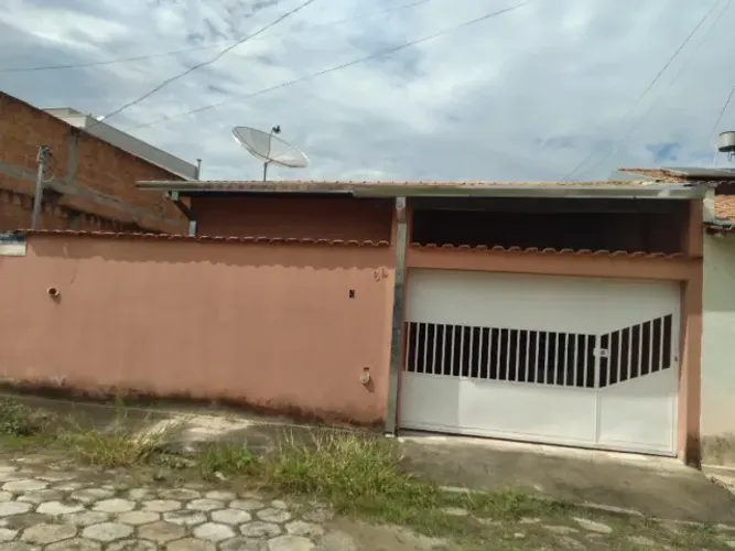 Aluga-se casa com 3 quartos, sendo um, suíte. Bairro Nossa Senhora d'Agonia em Itajubá/M