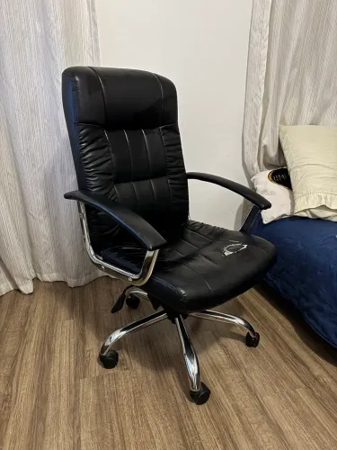 Cadeira de Escritório/Giratória em Corino Preto - R$ 70