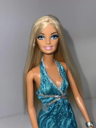 Boneca Barbie Glitz in Shimmering Blue Dress 2009