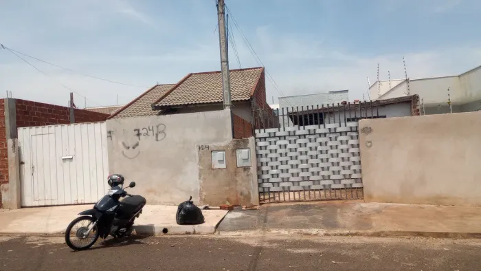 vendo terreno de 300m com duas casas dentro uma casa 72 m de construção e outra 42m