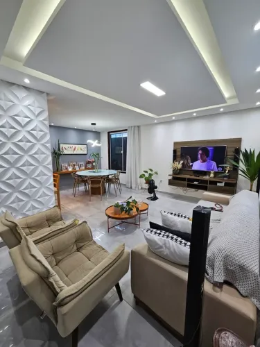 Casa Térrea Espaçosa com 400m² de Terreno, Suíte, Área Gourmet e Praça Privativa