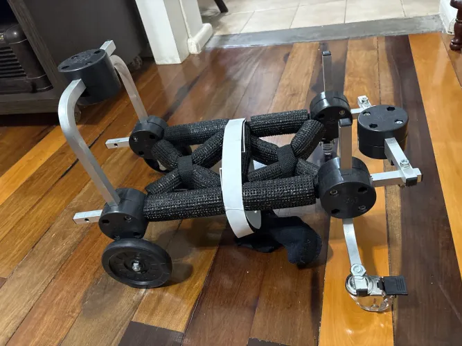 Vendo cadeira de rodas para cachorro