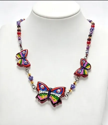 Colar borboletas em porcelanato linda peça esclusiva da loja Darknes Accessories 