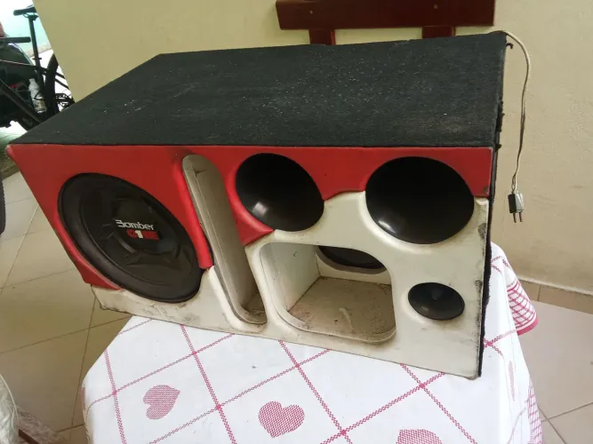 Vendo som automotivo com inversor de voltagem.