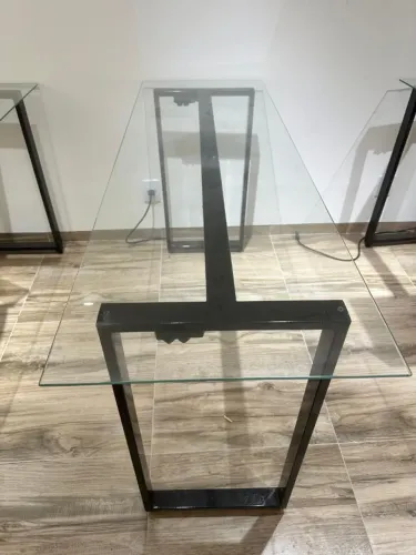 Mesa de vidro para duas pessoas com 4 tomadas embutidas