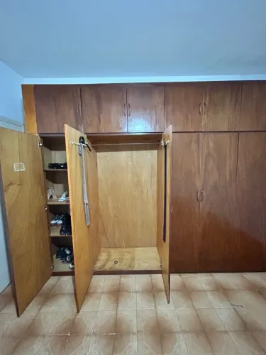 Guarda roupa madeira maciço 7 portas 3m de altura 6m de largura.