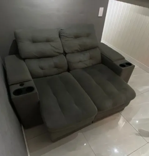Sofá retrátil reclinável cinza