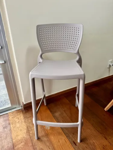 Banqueta alta em plástico Tramontina