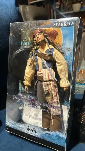Barbie Collector - Pirates of the Caribbean: On Stranger Tides Captain Jack Sparrow