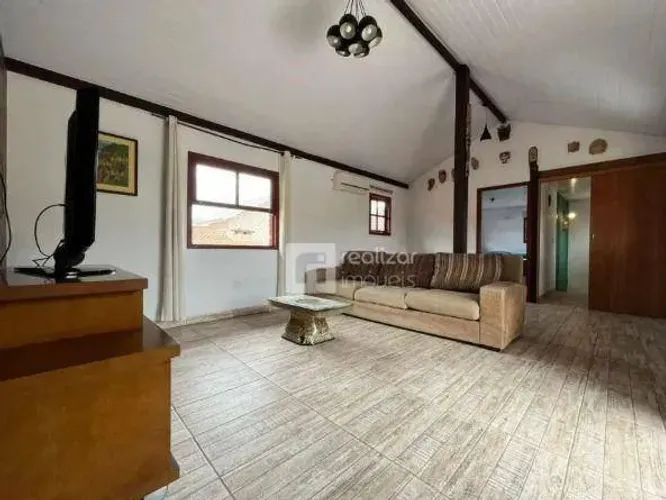 Casa com 3 Quartos à Venda no Rio Tavares | 200m² privativos + amplo terreno
