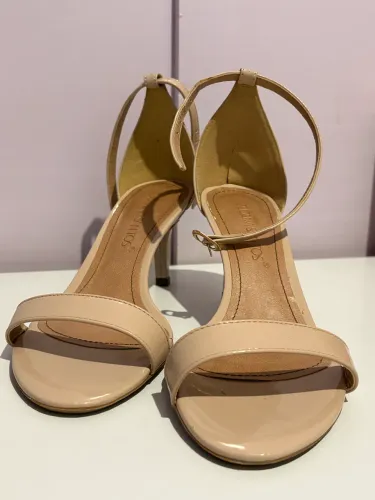 Sandália Suzana Santos salto fino bege