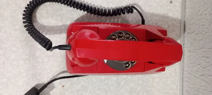 Telefone de parede antigo na cor vermelha 