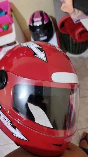 Vendo um capacete infantil com colete Novo