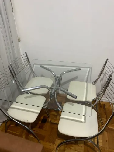 Mesa de cozinha com quatro cadeiras