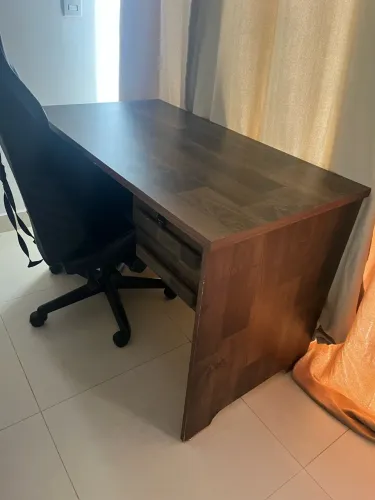 Escrivaninha com 2 gavetas