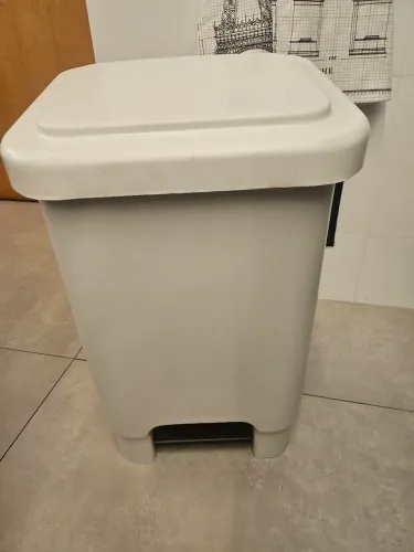 Lixeira Plástica Reforçada Com Pedal (Branca) - Perfeito Estado