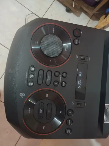 Vende se uma caixa de som lg modelo rn7 