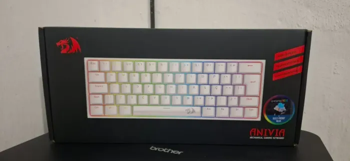 Teclado Gamer Redragon Anivia Lunar White Rgb Switch Azul Pt Cor de teclado Branco Idioma