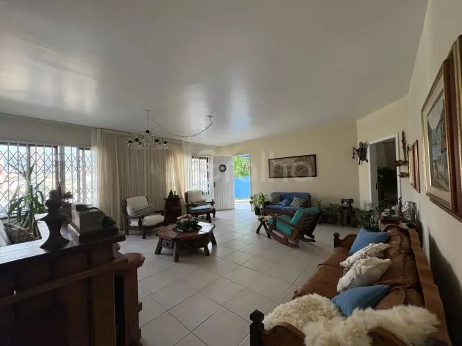 Casa de 197m² no bairro Santa Monica