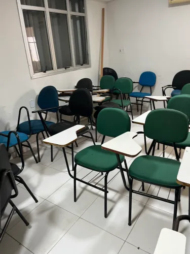 Cadeira Universitária em ótimo estado