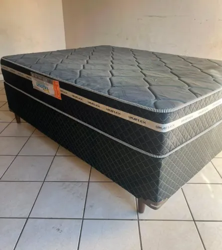 Cama de casal muito boa. Entrego.