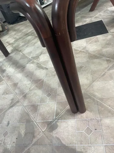 Mesa de vidro com pés de madeira