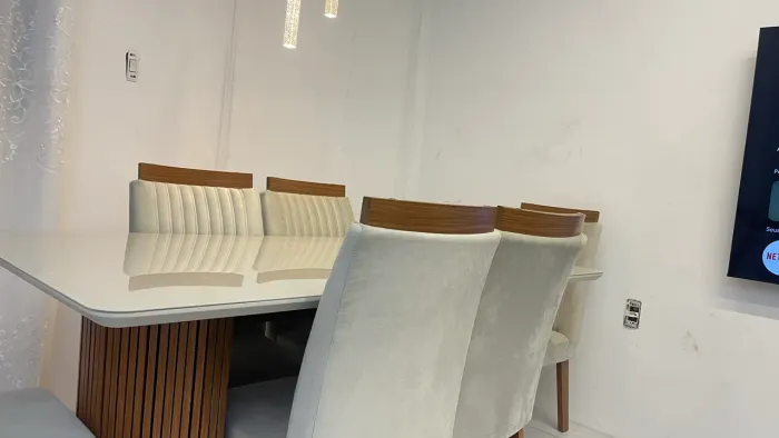 Mesa de Madeira para 6 Lugares - Oportunidade