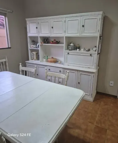 Conjunto de móveis antigos em madeira