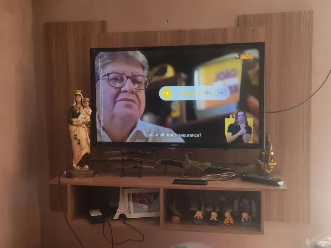 Kit Sala/Quarto Completo: TV Samsung 32" + Fire TV Stick 4K + Painel Suspenso