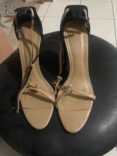 Sandália bege e preta com dois feche 