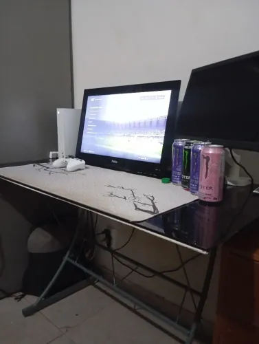 Mesa de vidro e base de ferro