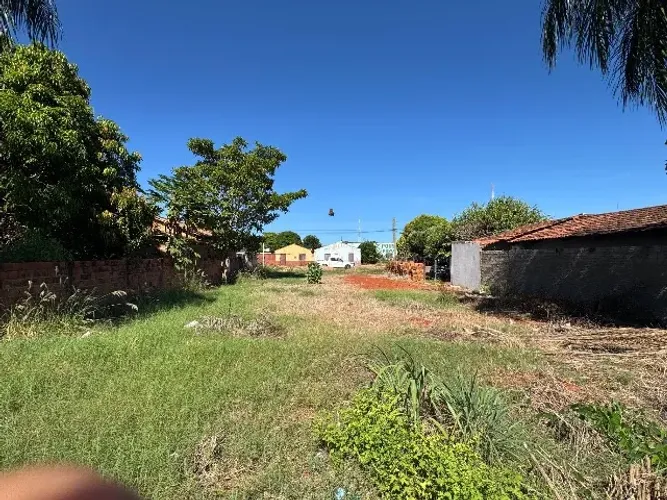 Terreno 600 metros, no setor aeroporto, próximo ao Mega Supermercado, pronto pra construir