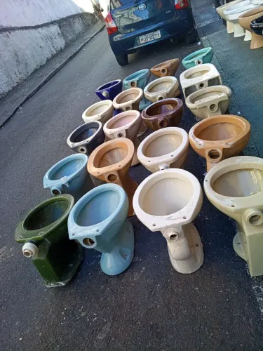 Vaso sanitário antigo de cores