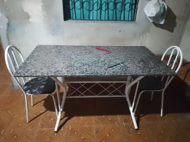vende se mesa de marmore valor 300 reais